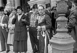 Den italienske fysikern Enrico Fermi (1901-1954 Nobelpriset i fysik 1938) i ceremoniell klädsel vid en tillställning av Royal Academy of Italy (s/v foto)