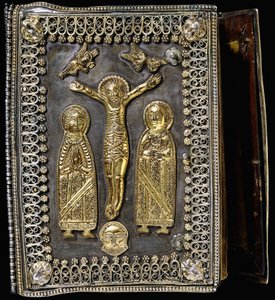 Silverförgylld bindning, som skildrar Kristi korsfästelse, med Guds heliga moder och heliga Maria på vardera sidan av Armenian School