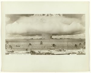 Atombombtest under Operation Crossroads Kärnvapenprov kallat "Baker Test" under Operation Crossroads vid Bikini Atoll i södra Stilla havet Bikinitatoll (titel på objekt) av Army Navy Task Force One