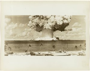 Atombombtest under Operation Crossroads Atomtest kallat "Baker Test" under Operation Crossroads på Bikini Atoll i södra Stilla havet Bikinitatoll (titel på objekt) av Army Navy Task Force One