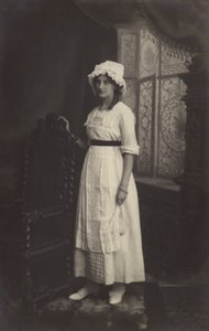 Flicka i spetsmössa av Arthur C. Burgess