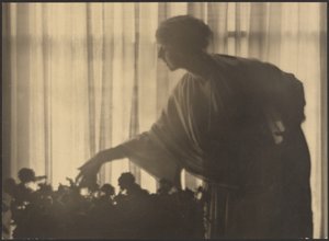 [Kvinna som sköter blommor i sin lägenhet] av Arthur F. Kales
