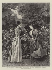 H.K.H. Hertiginnan av Teck och H.S.H. Prinsessan May i trädgården på White Lodge, Richmond av Arthur Hopkins