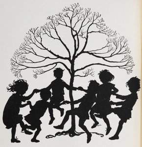 Siluett av barn som dansar runt ett träd. av Arthur Rackham