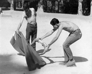 Tjurfäktare elever som tränar varje morgon på Casa de Campo i Madrid för att lära sig tjurfäktningskonsten .(foto) av Artist Unknown