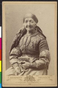 Gammal kvinna i livré - Oberösterreich av Artist Unknown