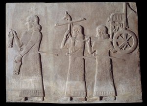Art Mesopotamia (Assyrien): palatsets gård för kungen av Assyrien Sargon II (721 - 705 f.Kr.) tjänare som bär lokalerna och kungens vagn. Paris, Louvren av Assyrian