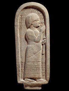 Basalt begravningsstele av Si Gabbors präst av månguden. Arameiskt epitafium. 700-talet f.Kr. Från Syrien. Paris, Louvren av Assyrian