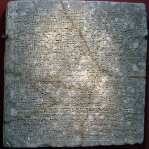 Alabasterplatta graverad med kilskrift, från fästningen Sargon II (eller Sharroukin, kung av Assyrien från 722 till 705 f.Kr.) vid Dur Sharrukin (nuvarande Khorsabad, Irak). Assyrisk konst, antiken, 800-talet f.Kr. Statens Eremitage, St Peter av Assyrian