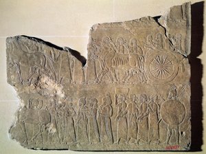 Fragment av en relief som föreställer en procession av krigsfångar, från Assurbanipals palats i Nineve (sten) av Assyrian