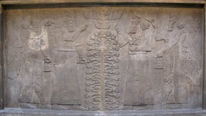 Relief med två figurer av Ashurnasirpal, bevingade mytologiska varelser och guden Ashur, framför Livets Träd, 885-860 f.Kr. av Assyrian