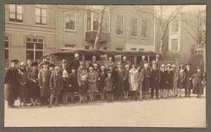 Gruppporträtt av anställda vid paraplyfabriken "Gelria" med regissören Arthur Schnitzler och hans fru i samband med 40-årsjubileet 1928 av Atelier Grijpink