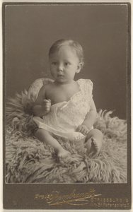 [Oidentifierad baby sittande på en lammskinnsmatta] av Atelier Rembrandt
