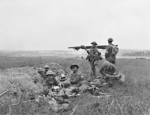 En scen under slaget vid Hamel, som visar amerikanska och australiensiska bårbärare som arbetar tillsammans i frontlinjeområdet, efter att infanteriet hade passerat, 4 juli 1918