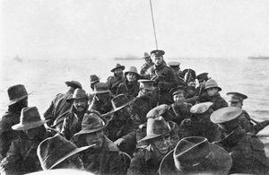En vy akterut över en livbåt med oidentifierade män från Australian 1st Divisional Signal Company, när de bogseras mot Anzac Cove kl. 6 på dagen för landningen, 25 april 1915 (bw phot) av Australian Photographer