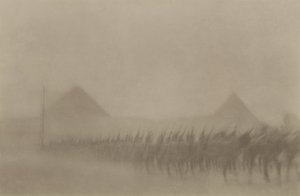 Australiskt infanteri som marscherar under en dammstorm, som i Egypten är känd som en Khamseen, 1915 av Australian Photographer