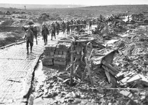 Australiska trupper passerar längs spåret som leder till Idiot Corner, vid Westhoek Ridge, i Ypres-sektorn, 28 oktober 1917 av Australian Photographer