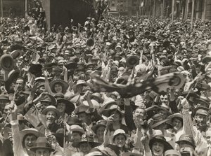 Folkmassa i Martin Place, Sydney, firar nyheten om undertecknandet av vapenstilleståndet, 11 november 1918 av Australian Photographer
