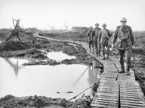 Fyra australiska soldater som går längs ankbrädesspåret vid Tokio, nära Zonnebeke, i Ypres-sektorn, över en del av landet som fångats av australierna i striderna under det tredje slaget av Australian Photographer