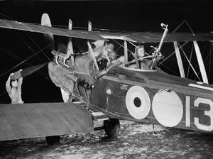 Löjtnant (Lt) Stanley George Brearley, pilot, och Lt Robert Harold Taylor, observatör, av No. 69 Squadron (Australien), Royal Flying Corps (RFC), som startar för en nattbombning från ha. av Australian Photographer