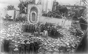 Sjömän trängs runt Australiens premiärminister The Hon William Morris (Billy) Hughes när han tilltalar dem på däcket av HMAS Australia vid varvet i Devon, England, 21 maj 1916 av Australian Photographer