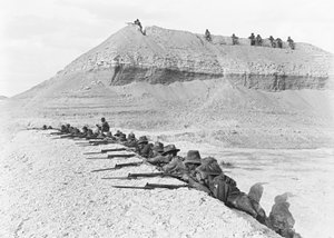 Sidovy av män från 5th Australian Light Horse Brigade, i beredskap, i en del av brohuvudet, april 1918