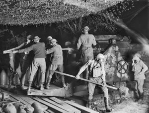 The 2nd Australian Siege Battery (55th Australian Siege Artillery Battery) som arbetar på en 9,2 tums haubits i sina gasmasker under en attack vid Voormezeele, 15 september 1917 av Australian Photographer