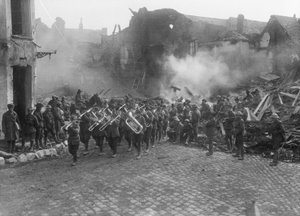 Bandet för den 5:e australiensiska infanteribrigaden, ledd av kapellmästaren Sergeant A Peagam från 19:e bataljonen, som passerar Grande Place (stadstorget) i Bapaume och spelar Victoriamarschen, Bapau av Australian Photographer