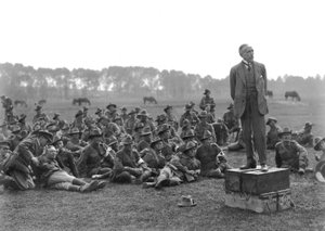 Den höge ärade William Morris (Billy) Hughes, stående på en plattform som består av fyra ammunitionslådor, talar till en sammankomst av den 5:e australiska fältambulansen, nära La Motte, cirka ett kilo av Australian Photographer