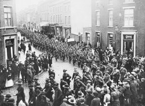 Den sista kvoten av 1st Division Artillery, AIF, som lämnar staden för att dra i Charleroi för att påbörja sin hemresa, Chatelineau, Belgien, 26 november 1919 av Australian Photographer