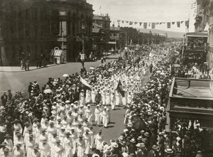 Kvinnor som håller en fredsdagsmarsch längs King William Street, Adelaide, södra Australien, november 1918 av Australian Photographer