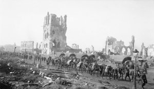 Ypres, Belgien. 18 oktober 1917. Packa mulor som tar upp förnödenheter med infanteriet. Notera de skalskadade byggnaderna i bakgrunden, 18 oktober 1917