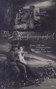 Österrikisk kulspruteskytt på slagfältet och med sin älskling (s/v foto) av Austrian Photographer