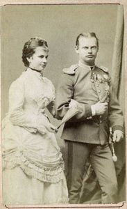 Porträtt av Gisele Louise Marie, ärkehertiginna av Österrike och prinsessan av Baviere (1856-1932) med prins Leopold av Baviere (1846-1930). Fotosamling "" Till förrtidens soldater"".