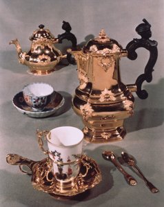 Tekanna, sockerskål, chokladkruka och mugg, från en Meissen frukostservering gjord av Domanek, Wien, 1750 (porslin & guld)
