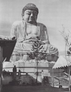 Japan: Buddhastatyn i Beppu (svartvitt foto)