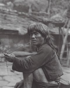 Japan: Hövding för Paiwan-stammen i Raisha (svartvitt foto)