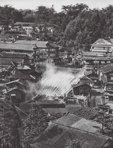 Japan: Kusatsu, Svavelkällor (svartvitt foto)