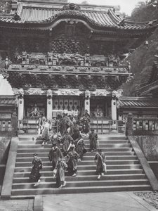 Japan: Nikko, Yomei-mon, huvudportalen till Ieyasu-helgedomen (svartvitt foto)