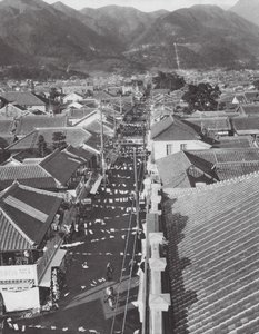 Japan: Köpcentrum i Beppu (svartvitt foto)