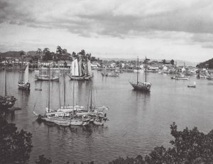 Japan: Tomo, hamn vid inlandssjön (svartvitt foto)