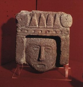 Aztekiskt snidat huvud av Aztec