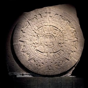 Precolombiansk civilisation: den aztekiska kalendern (solstenen): 3 m diameter stenskiva som representerar den aztekiska kalendern och kosmogonin, Au center est representerar solens gudomlighet Tonatiuh, kommer från Tenochtitlan - Mexico City, antropos nat