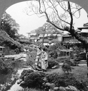 Japanska pigor i en trädgård, 1904.