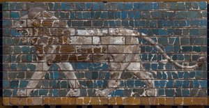 Babylons processionsväg erigee under Nebukadnessar II:s styre (605-562 f.Kr.): detalj av Ishtarporten som visar ett mosaiskt lejon av tegelstenar. Babylon - Arkeologiskt museum Istanbul av Babylonian