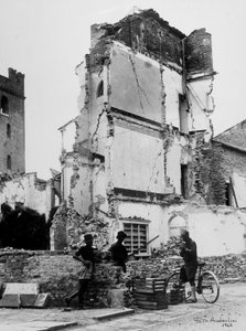 Bombardementen av Sermide. Tre personer framför en grupp bombarderade hus av Baccarini and Porta
