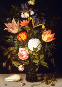 Stilleben av blommor i en Roemer med två skal