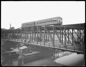 Högt tåg som korsar Wells Street Bridge, Chicago, Illinois, USA, ca 1905 (s/v foto) av Barnes and Crosby
