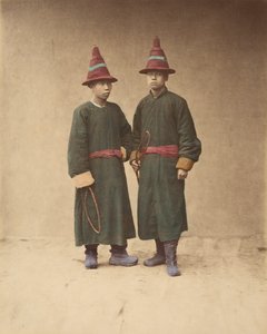 [Två kinesiska män i matchande traditionell klänning], 1870-talet.
