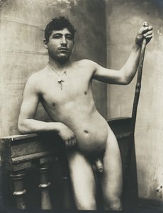 [Naken man med stav och krucifixhalsband] av Baron Wilhelm von Gloeden